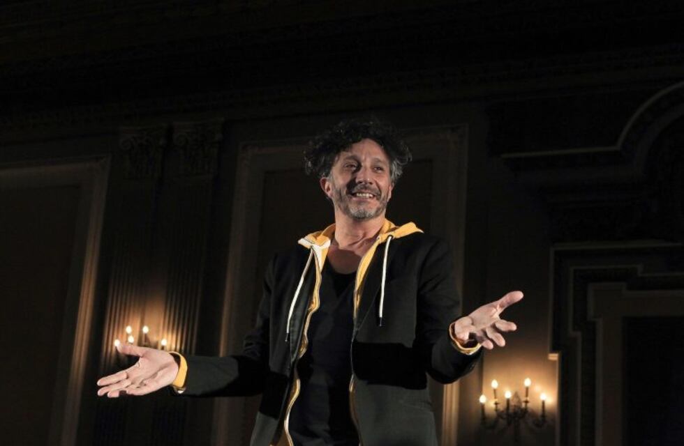 Una médica que le canta a internados por coronavirus conmovió a Fito Páez