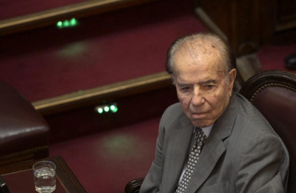 Carlos Menem "está mucho mejor": se levantó de la cama y ya come solo