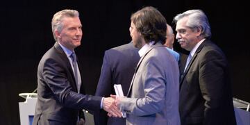 AME9428\u002E SANTA FE (ARGENTINA), 13/10/2019\u002E- El presidente Mauricio Macri (i), saluda al diputado Nicolás del Caño (c) (Frente de Izquierda y de Trabajadores), junto al peronista Alberto Fernández (d), en el primer debate presidencial televisado para las elecciones argentinas del 27 de octubre, este domingo, en la Universidad Nacional del Litoral, en Santa Fe (Argentina)\u002E EFE/ Javier Escobar