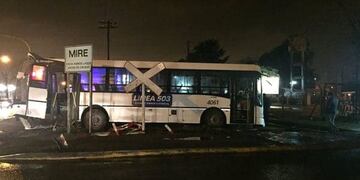 DYN01, BUENOS AIRES 24/07/17, EL CHOFER DE UN COLECTIVO DE LA LÍNEA 503 MURIÓ Y AL MENOS 15 PERSONAS RESULTARON HERIDAS AL SER EMBESTIDOS ESTA MADRUGADA POR UNA FORMACIÓN DEL FERROCARRIL SARMIENTO EN EL CRUCE DE LA CALLE GAVILÁN Y LA RUTA 40, EN EL PARTIDO BONAERENSE DE MERLO\u002EFOTO-DYN/TWITTER