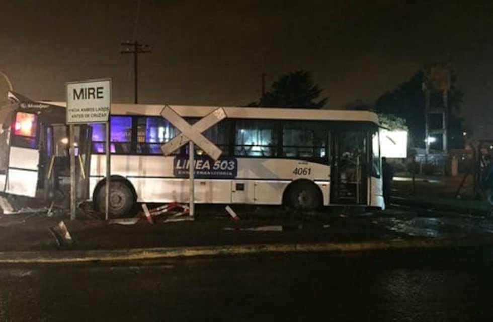 Video: así embistió el tren de la línea Sarmiento al colectivo en Mariano Acosta