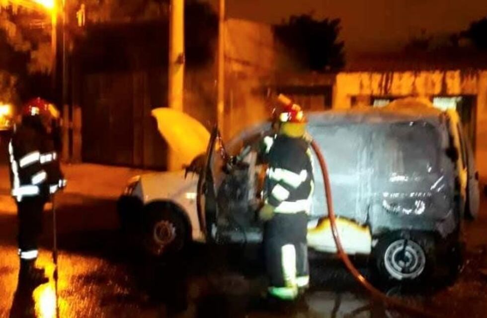 Pirotecnia: se salvó de milagro luego que explotaran cohetes en su camioneta