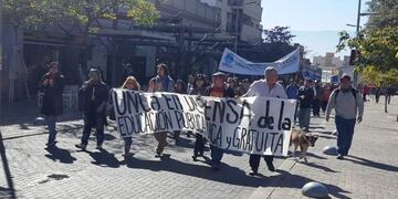 Universitarios marchan en la plaza 25 de mayo por un reclamo salarial