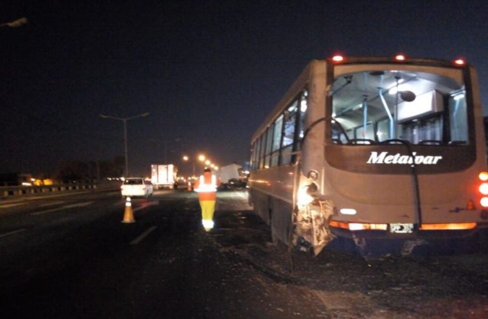 Un colectivo y un furgón chocaron cerca de uno de los principales accesos a Circunvalación