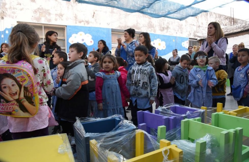Jóvenes de Ludueña construyeron sillitas para chicos y las donaron a un jardín de infantes