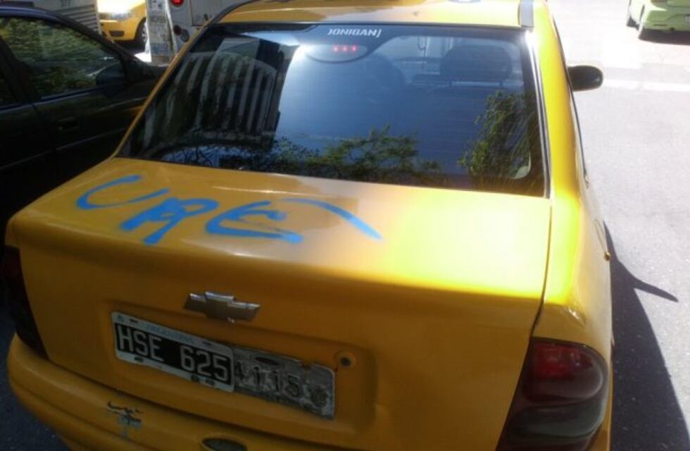 Marcha de taxistas: incidentes, pintadas y huevazos a los autos que están trabajando