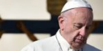 Pope Francis walks past a crucifix, during a weekly general audience at St Peter's square on November 16, 2016 in Vatican.  / AFP PHOTO / ALBERTO PIZZOLI vaticano roma italia papa francisco audiencia general semanal en la Plaza de San Pedro sumo pontifice recorre la plaza actividad papal