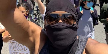 Sam Clancy en plena manifestación\u002E