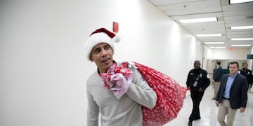 Barack Obama se vistió de Papá Noel y entregó regalos en un hospital de niños\u002E Foto: AFP\u002E