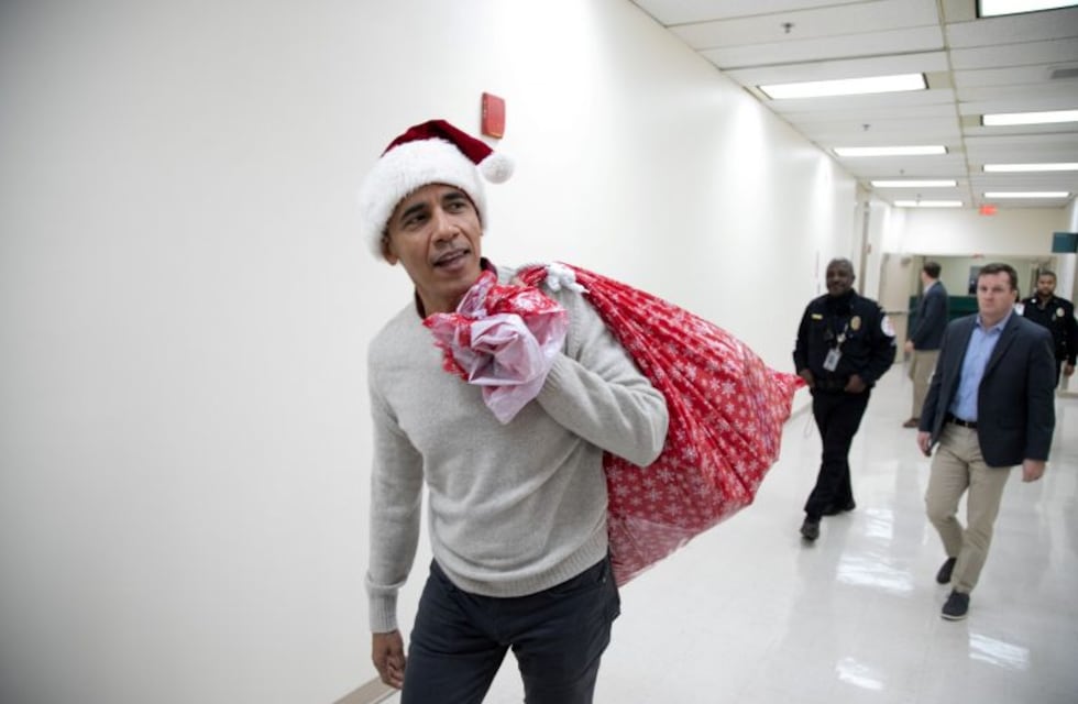 Barack Obama se vistió de Papá Noel y entregó regalos en un hospital de niños