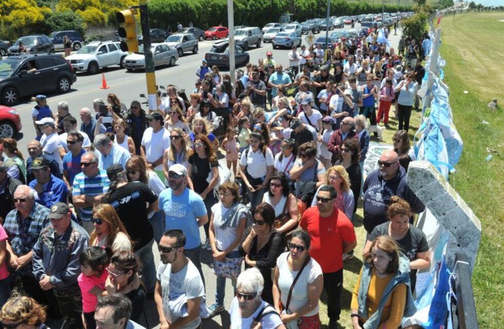 Más de dos mil personas marcharon para rendir homenaje a los tripulantes del submarino