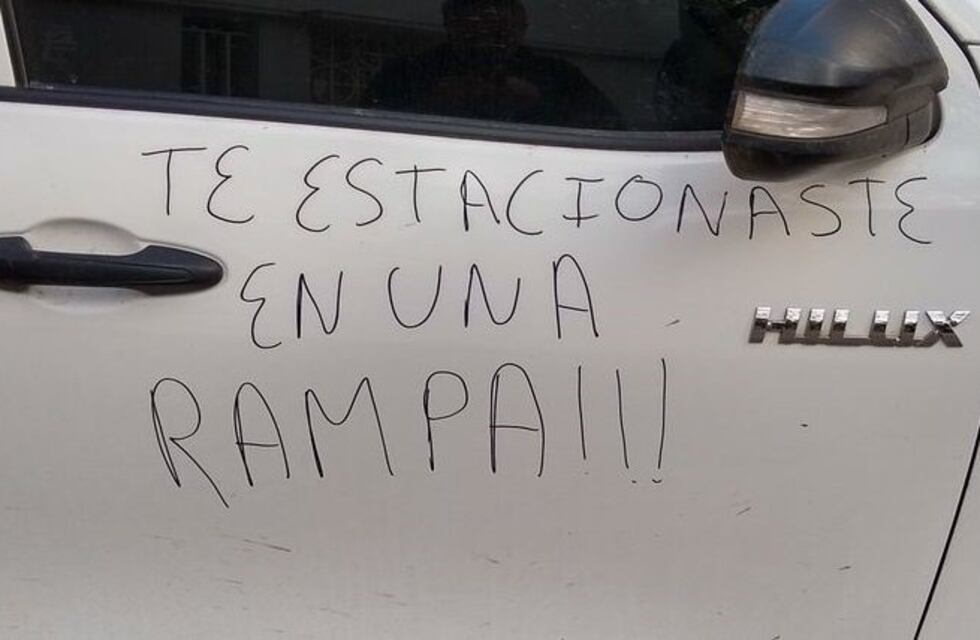 Estacionó en una rampa y le pintaron un mensaje en la puerta