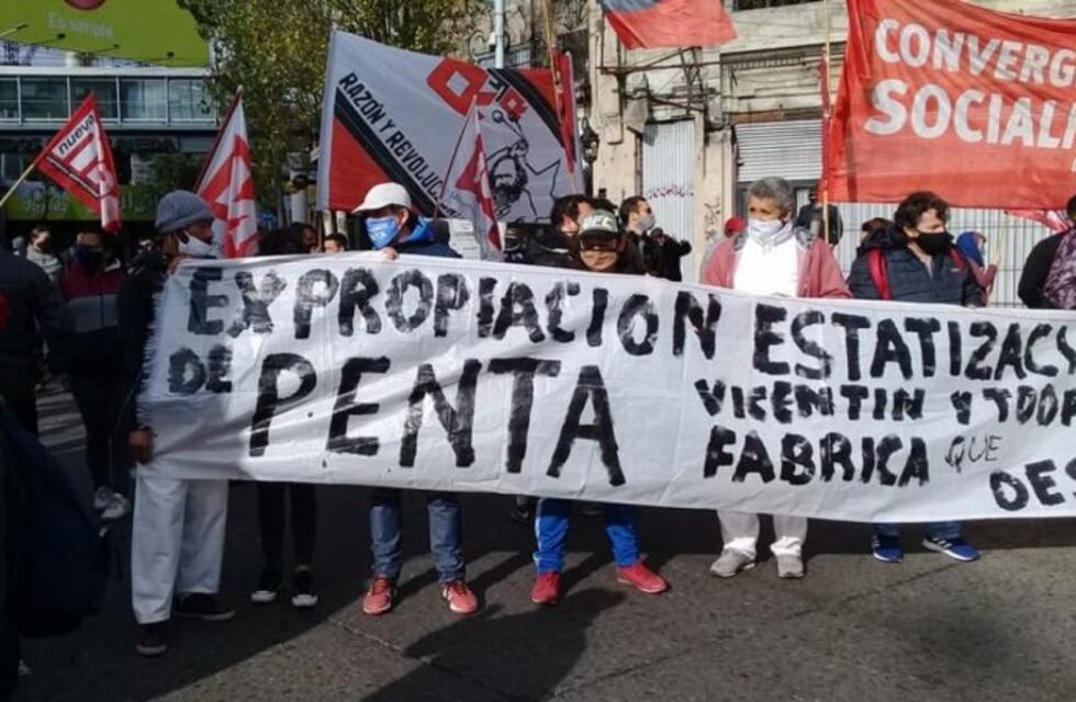 Trabajadores despedidos de un frigorífico realizan un corte en el Puente Pueyrredón
