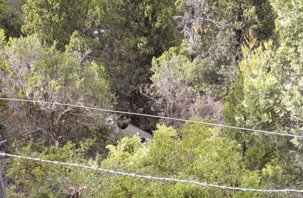 Conducía ebrio el auto de un amigo y desbarrancó
