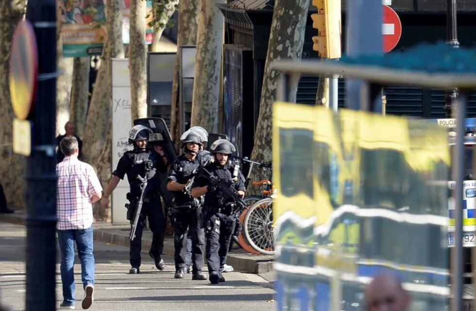"Estamos encerrados esperando órdenes de la Policía", afirmó un comerciante argentino de La Rambla