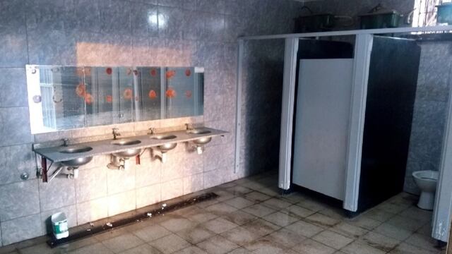 El sujeto se escondió en el baño de mujeres para grabar a la niña.