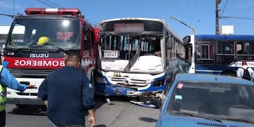 Choque entre un camión de bomberos y dos colectivos\u002E (La Gaceta)