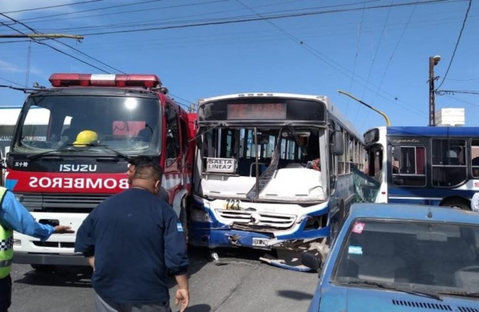 Terrible choque entre un camión de bomberos y dos colectivos