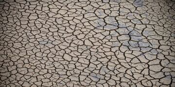 GRAF8225\u002E Detalle de la tierra cuarteada por la ausencia de lluvia en el entorno del río Mao, a su paso por el municipio orensano de Montederramo, el 15 de octubre de 2017\u002E El sur de Europa se verá más afectado por la crisis climática, con aumentos de la temperatura de hasta 7º en los peores escenarios y un incremento de las sequías y olas de calor, según un informe del Grupo Intergubernamental de Expertos en Cambio Climático (IPCC)\u002E En España, la emergencia climática figura en tercera posición (42 %) por detrás de la inestabilidad política (56 %) y el paro (72 %), considerado el gran reto también por italianos y griegos, según el informe elaborado junto con la consultora BVA a través de 30 000 encuestas\u002E Casi un tercio (31 %) de los españoles cree que tendrá que mudarse a una región más fría por el cambio climático, el 82 % considera que el impacto de los gases de efecto invernadero seguirá sintiéndose durante décadas aunque se detengan las emisiones y el 88 % cree que la emergencia c