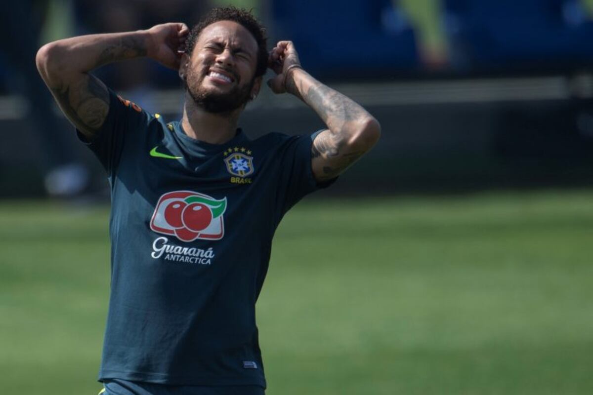 Brazil's footballer Neymar gestures during a training session of the national team at the Granja Comary sport complex in Teresopolis, Brazil, on June 1, 2019 ahead of the Copa America football tournament\u002E (Photo by Mauro PIMENTEL / AFP)