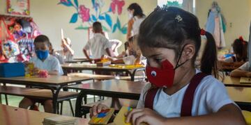 AME1856\u002E LAS TUNAS (CUBA), 01/09/2020\u002E- Estudiantes usan nasobuco en un salón de clases como parte de las medidas higiénicas sanitarias de estricto cumplimiento en las instituciones educativas, este martes en Las Tunas\u002E Las escuelas cubanas, a las que la pandemia obligó a cerrar sus puertas por primera vez en 60 años, reabren para el nuevo curso excepto en La Habana, donde las aulas seguirán vacías\u002E EFE/Yaciel Peña de la Peña /ACN