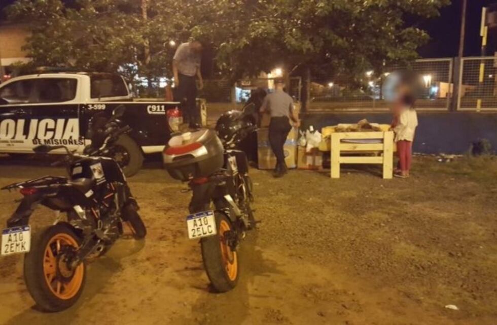 La policía asistió a una mujer y a sus hijos que dormían en la calle
