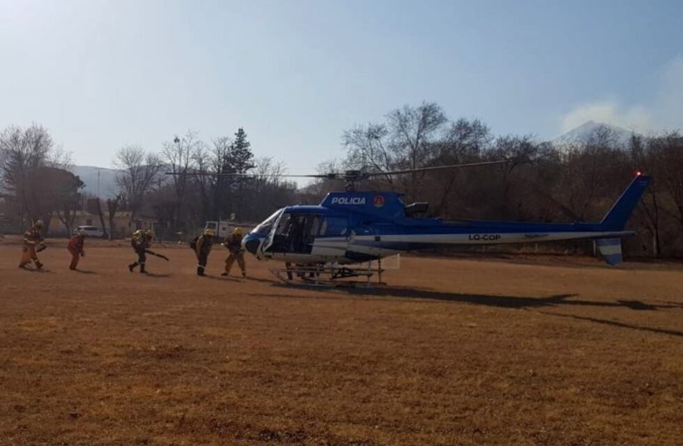 Unos 140 bomberos continúan luchando contra el fuego en Punilla