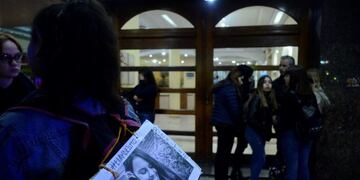 Anahi Benitez joven desaparecida fue hallada muerta asesinada asesinato homicidio crimen fue hallazgo del cuerpo sin vida de la adolescente desaparecida\r\n\r\nDYN304, BUENOS AIRES 05/08/2017, VELATORIO DE ANAHI BENITEZ EN LOMAS DE ZAMORA\u002E FOTO: DYN/JAVIER BRUSCO\u002E buenos aires anahi benitez busqueda chica desaparecida desapariciones desaparecidos joven desaparecida velatorio de la joven victima