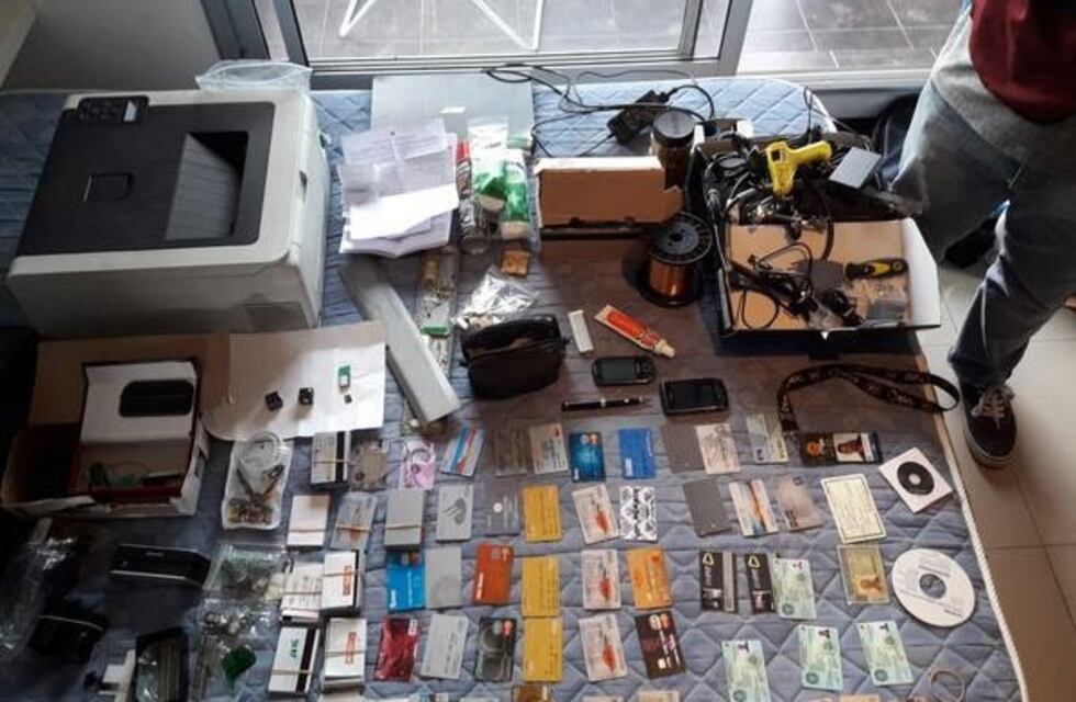 Allanamiento en buenos aires:   magnitud de la banda de brasileños falsificadores de tarjetas