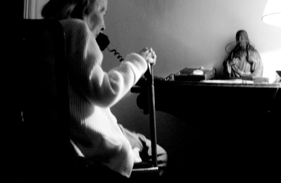 Engañaron a abuela por teléfono y le robaron 70 mil pesos: el truco que usaron