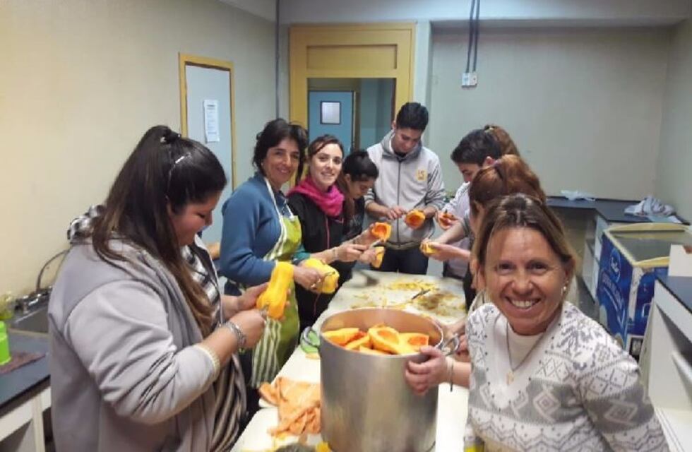 Convierten zapallo en 95 kilos de mermelada para donar a merenderos