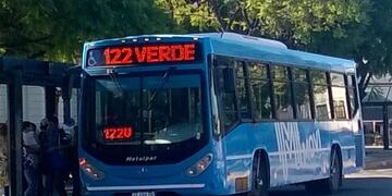 Delincuentes asaltaron un interno de la línea 122 verde\u002E