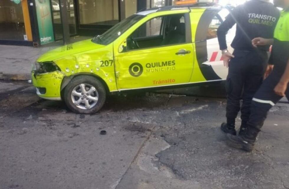 Un camionero embistió a dos agentes de tránsito que lo estaban multando