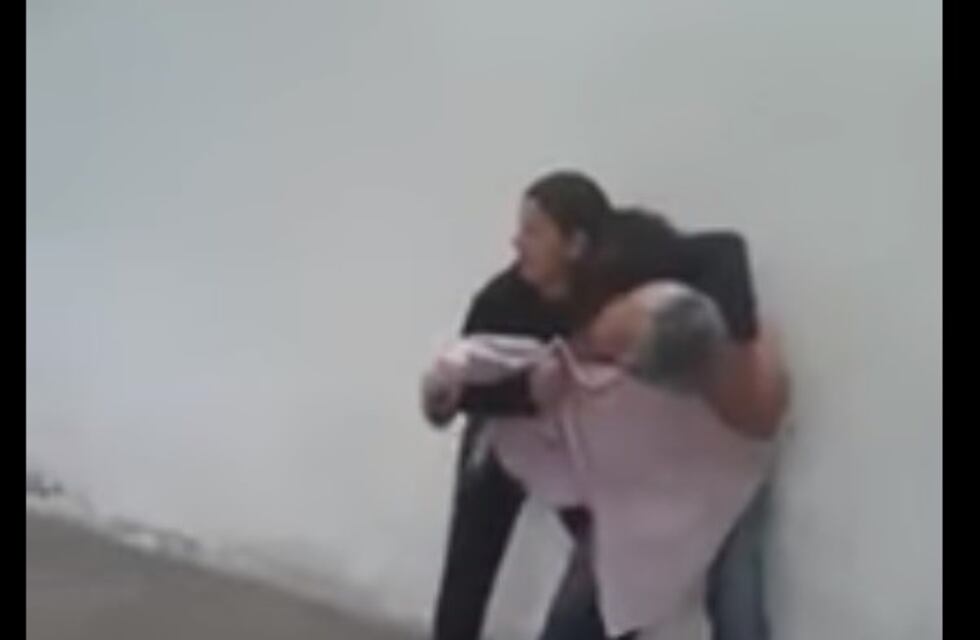 Video: una mujer golpea y destroza la camisa de su ex en medio de una escena de celos