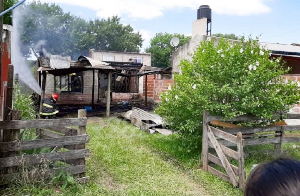 Una vivienda ardió en llamas este mediodía