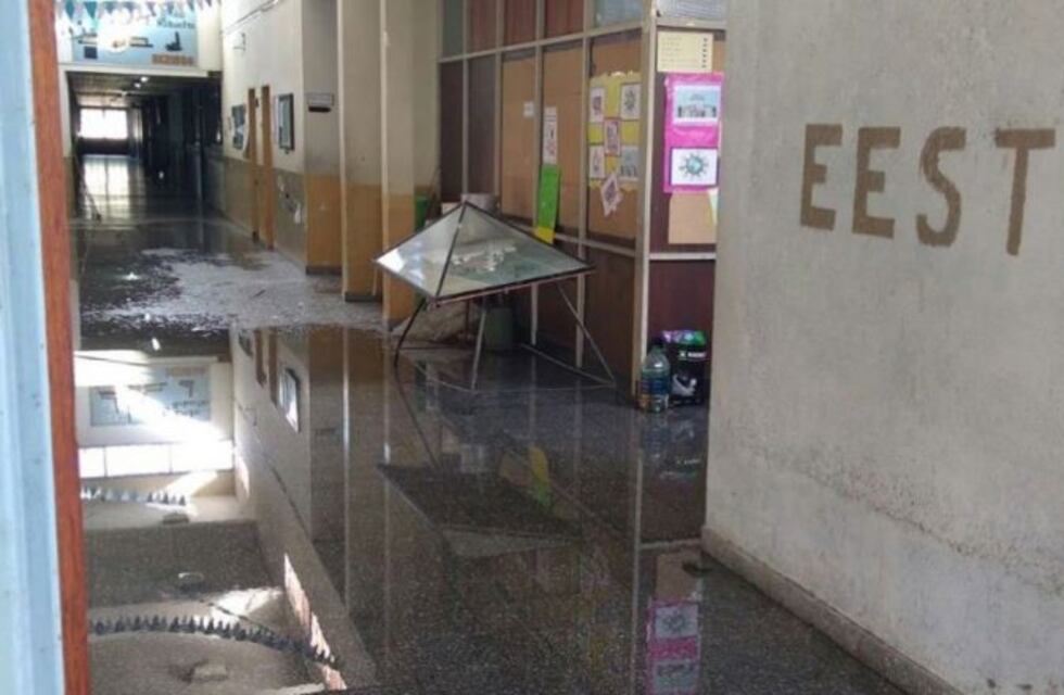 Una escuela de Berisso no dio clases por ataque en el que rompieron hasta las cañerías de agua