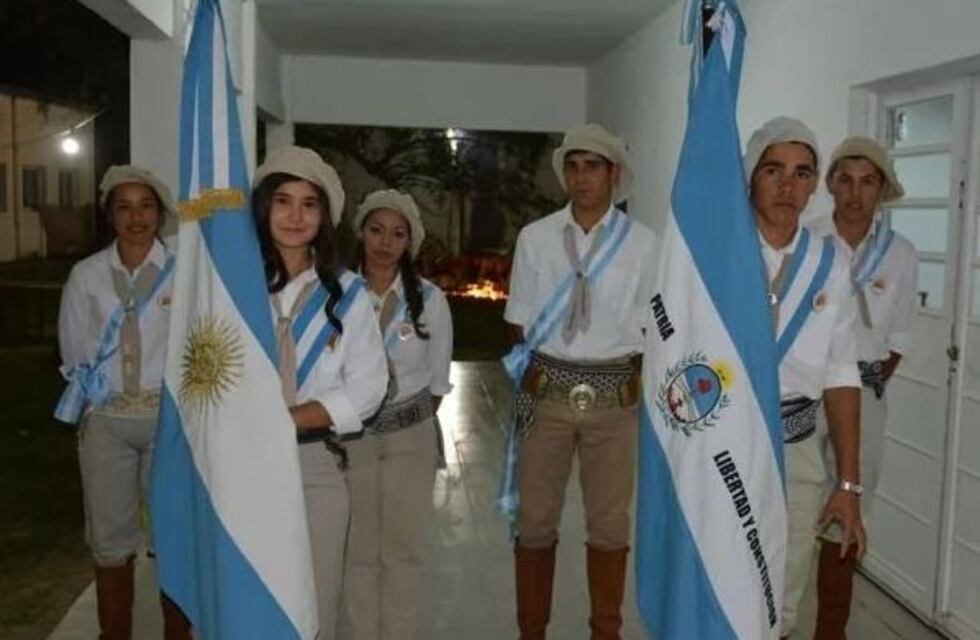 Recibieron su diploma de egresados vestidos de paisanos y causaron furor en las redes