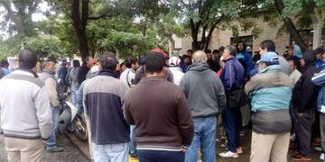 Los municipales reclaman un aumento de $5\u002E000 pesos y el intendente, por decreto, decidió un aumento de $3\u002E200\u002E