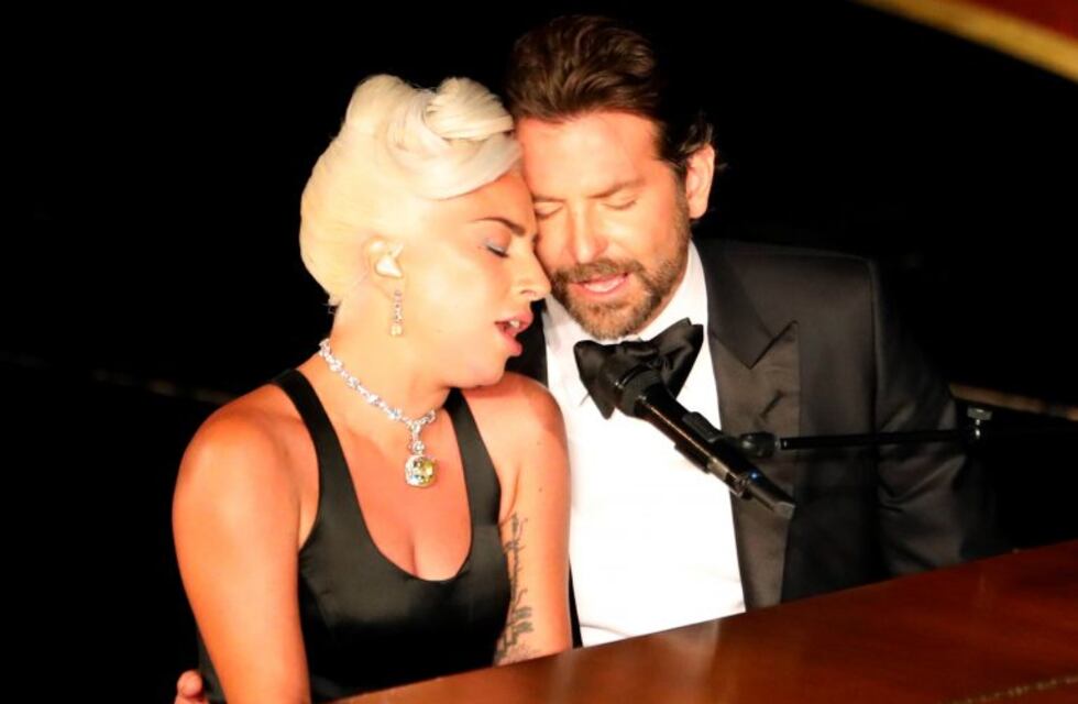 Una mujer fue desafiada al azar a cantar "Shallow" y sorprendió a todos con su voz