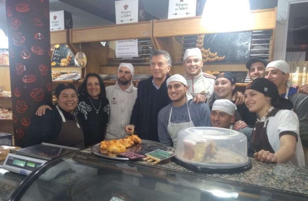 Antes de dar su discurso en la plaza de Monte Cristo, Macri visitó una panadería de la ciudad