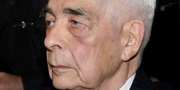 JUCIO A EX GENERAL DE LA DICTADURA - BA33. Cu00d3RDOBA (ARGENTINA), 24/07/08.- El ex general Luciano Menu00e9ndez es visto en los tribunales hoy, 24 de julio de 2008, en Cu00f3rdoba (Argentina), tras ser condenado a cadena perpetua en el juicio que se le sigue a u00e9l y a otros siete militares, por los cru00edmenes cometidos en La Perla, una de las mayores cu00e1rceles ilegales instaladas por la dictadura (1976-1983). Menu00e9ndez fue condenado este jueves a cadena perpetua. EFE/Carlos Arco cordoba luciano benjamin menendez juicio represor luciano benjamin menendez represor de la dictadura militar festejos luego del veredicto