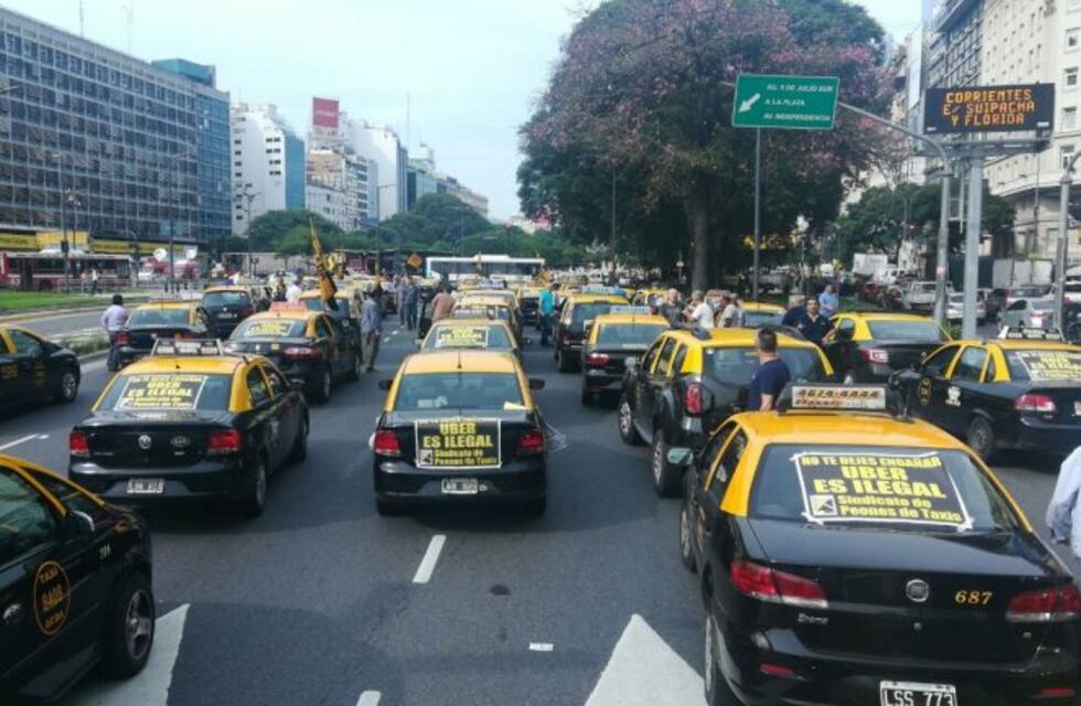 Los taxistas porteños realizaron una nueva protesta en la 9 de Julio contra Uber