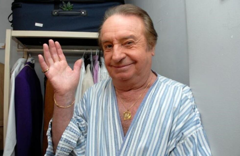 El polémico sketch en el que Santiago Bal desnuda a una mujer