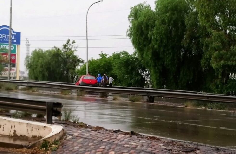 Chocó contra un poste y de milagro no pasó a mayores
