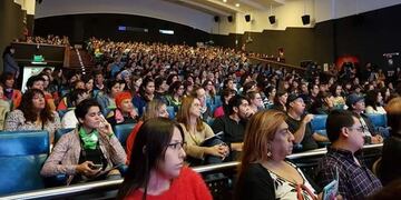El primer foro nacional de Infancias Trans colmó el Cine Teatro Español\u002E Foto: Twitter\u002E