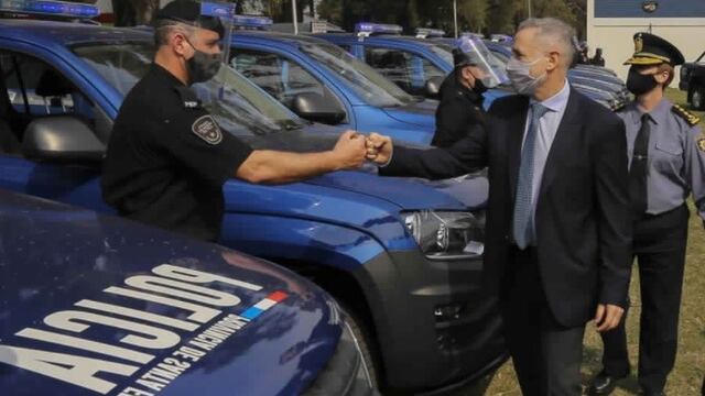 Marcelo Sain junto a policías