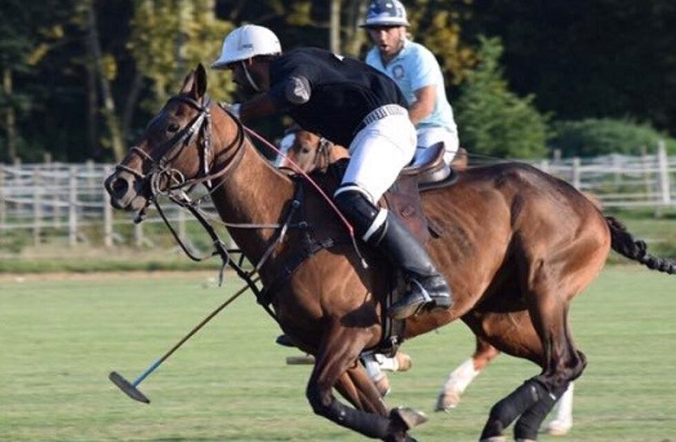 Un polista fue aplastado por su caballo y sufrió una fractura de cráneo