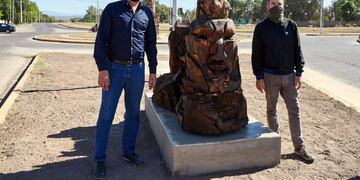 la Municipalidad de Las Heras emplazó en la Rotonda de Huarilán la escultura del artista local Facundo de la Rosa\u002E