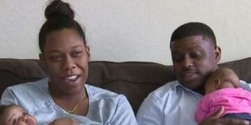 Monique y Derrick Rodgers junto a las gemelas (Web)