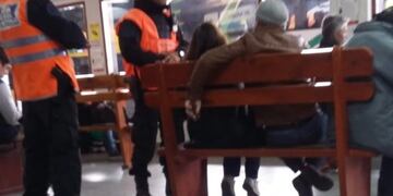 Policías federales solicitando el DNI a pasajeros en la terminal de Bariloche\u002E